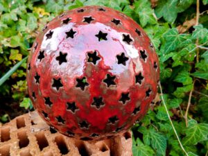 Rote Keramik-Kugel mit Sternen für drinnen oder draußen (2018) von Regina Jeznita